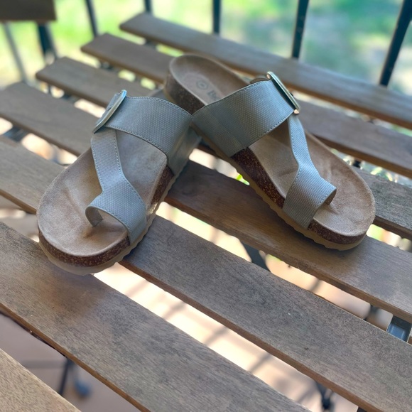 NWOT women’s size 8 sandals - Picture 3 of 4